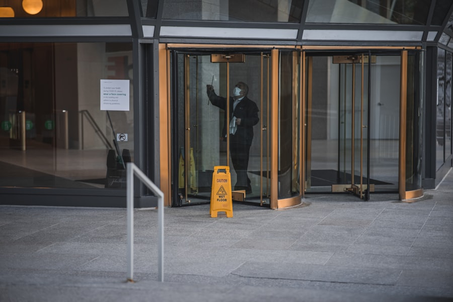 Entrada de un edificio con puertas de vidrio y señal de aseo, empresa de aseo en Chile