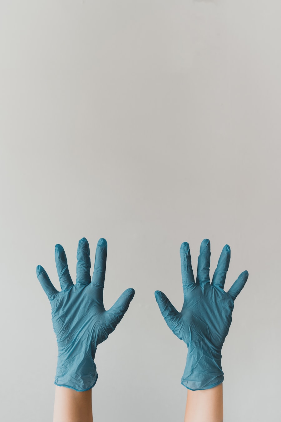 Guantes de aseo azules, empresa de aseo en Linares