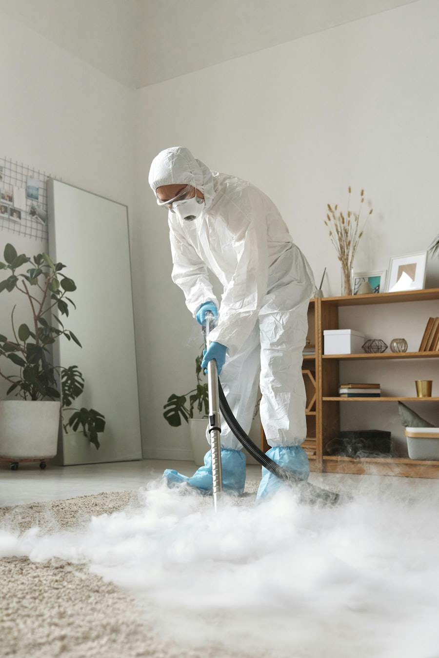 Operario con traje limpiando una alfombra con vapor, lavado de sofás y tapices en Chile