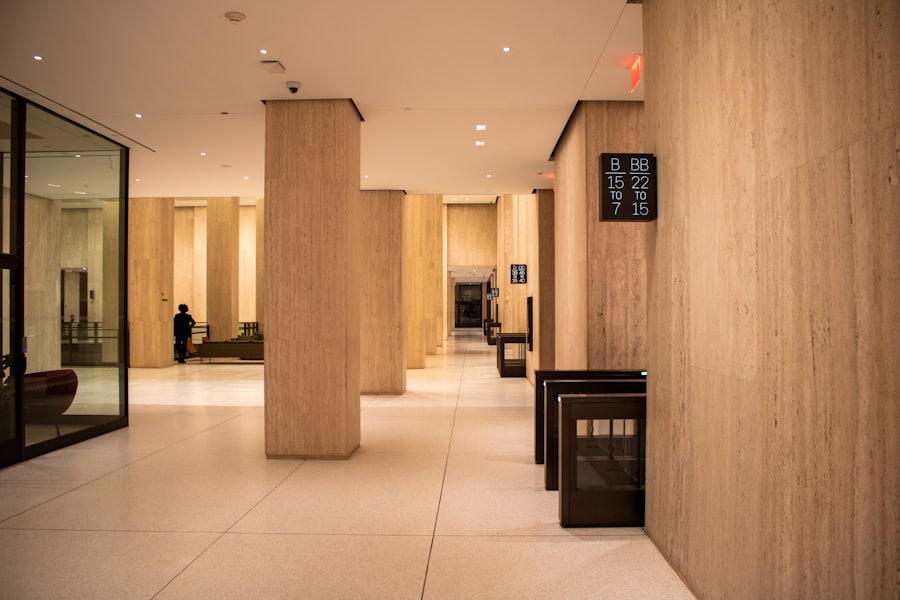 Lobby de edificio con columnas y piso claro, aseo de hall de acceso en Chile
