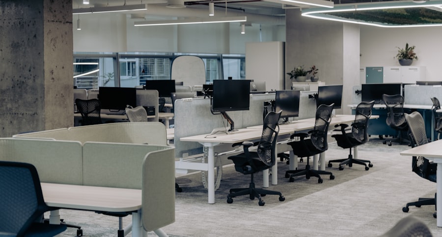 Oficina abierta con escritorios, empresa de aseo en Pucón