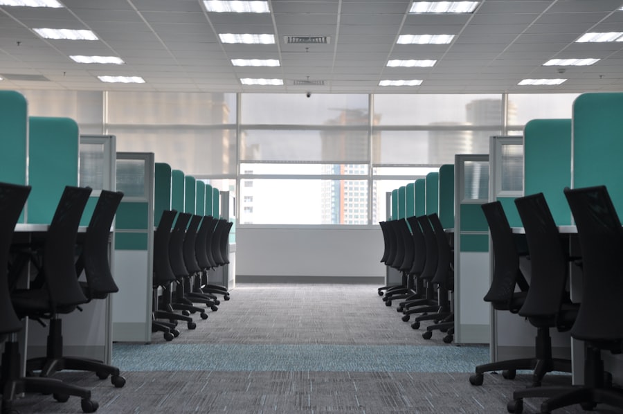 Puestos de trabajo con sillas y separadores, aseo de oficinas en Gorbea