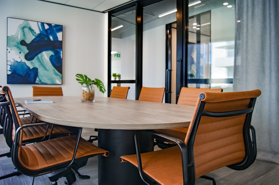 Sala de reuniones con mesa y sillas, aseo de salas en Pucón